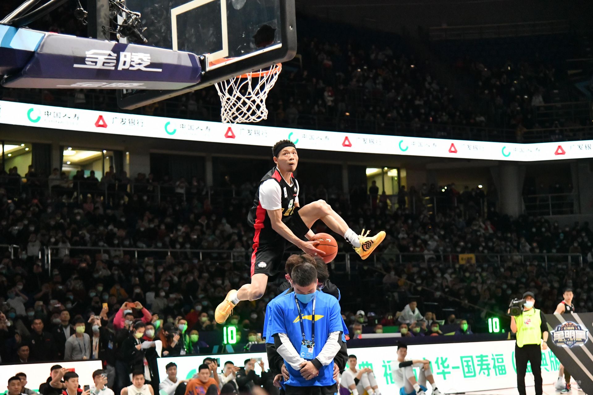 成为市场引 成为市场引